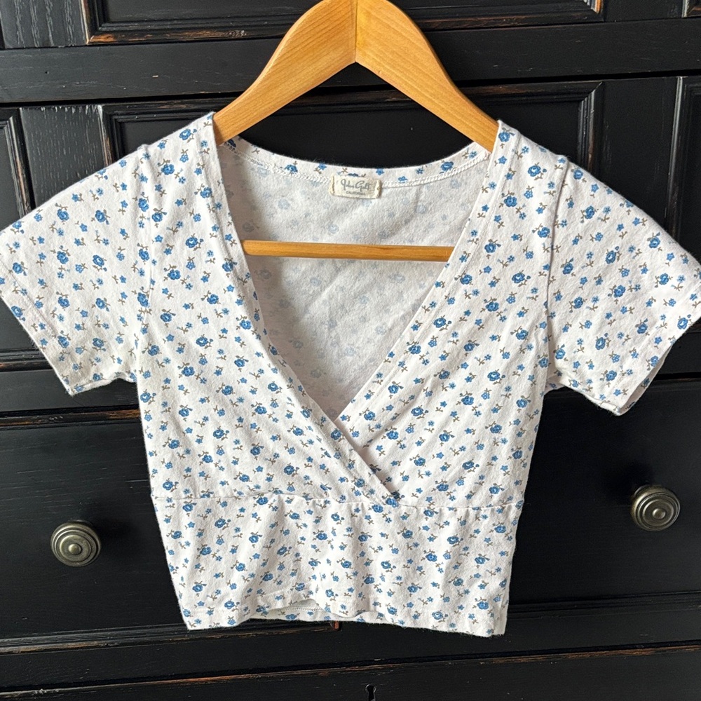 Brandy Melville/John Galt OS (XS) Baby V-Neck Cropped Tee, Blue Floral Pattern